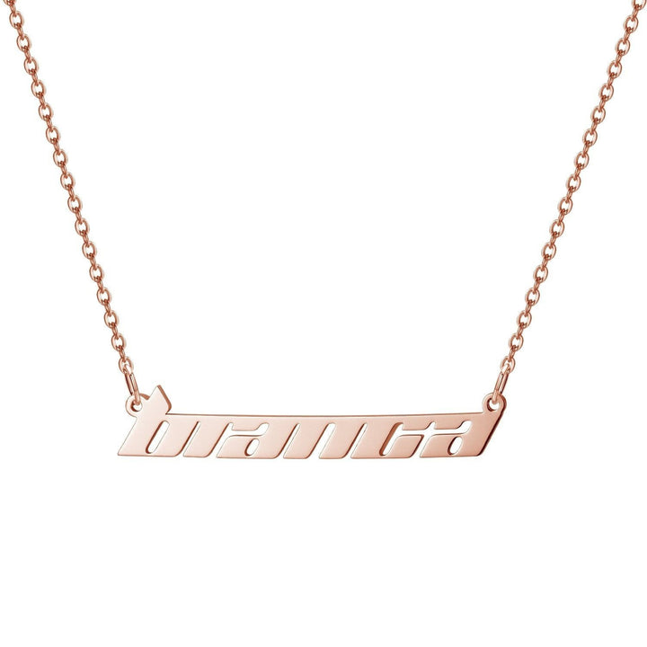 A necklace with a pendant that says "branca" in a cursive font.